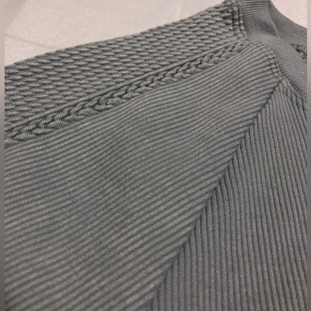 NWOT Offline by Aerie cropped top - Picture 2 of 4